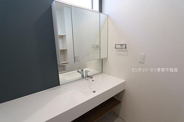 3号棟:ワイドな鏡を備えた洗面化粧台(2026年09月撮影)