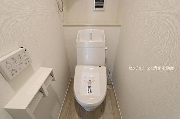 白を基調とした、清潔感のある水廻りです。(2026年08月撮影)