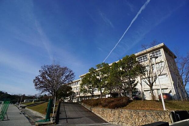 高森台中学校まで1300m、高森台中学校まで1300m(徒歩約17分)