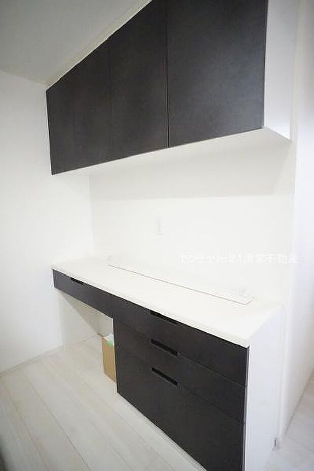 収納豊富なカップボード!(2025年04月撮影)