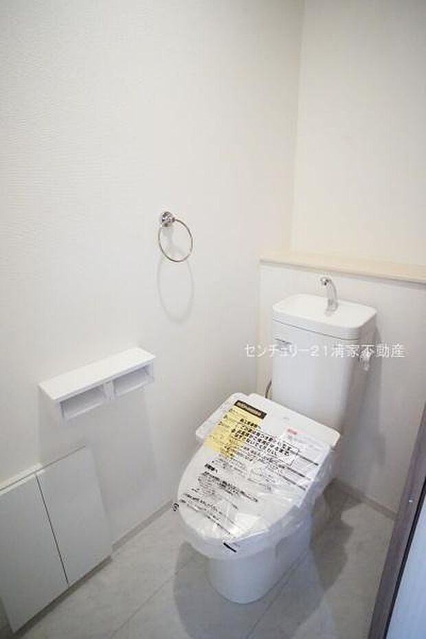 白を基調とした、清潔感のある水廻りです。(2025年04月撮影)