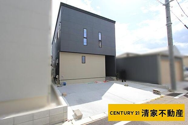 Ｂ棟：駐車スペース2台分あり!(2025年10月撮影)