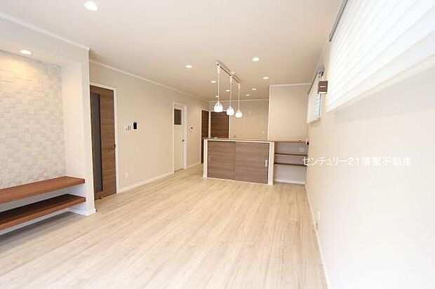 4号棟:明るい日差しが入るリビング!(2025年10月撮影)