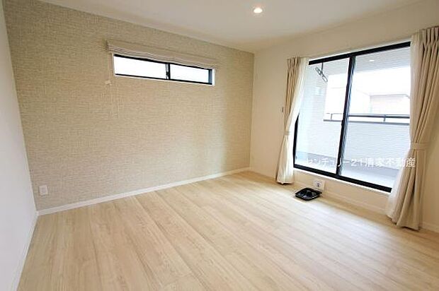 4号棟:バルコニーに面した明るい洋室!(2025年10月撮影)