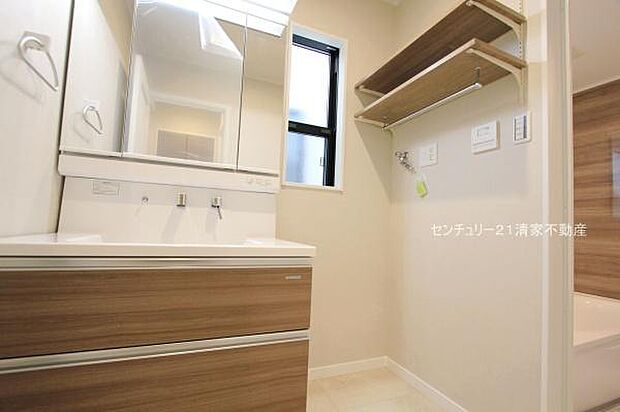4号棟:ゆとりの洗面スペースで身支度もスムーズ!(2025年10月撮影)