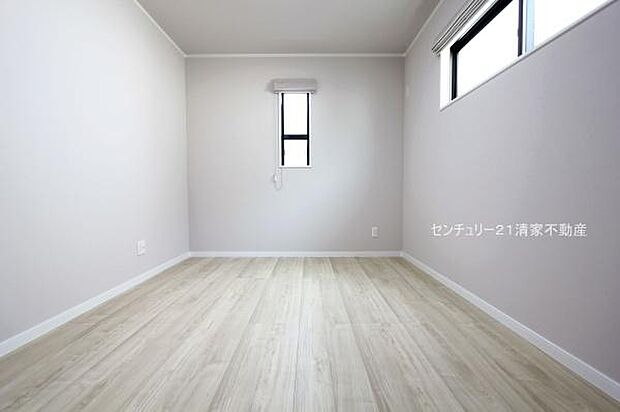 4号棟:2面採光で明るい室内!(2025年10月撮影)