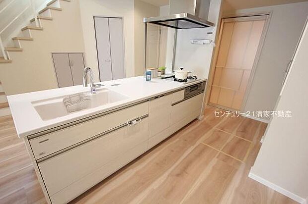 5号棟:家族との会話が弾む対面式キッチン!(2025年10月撮影)