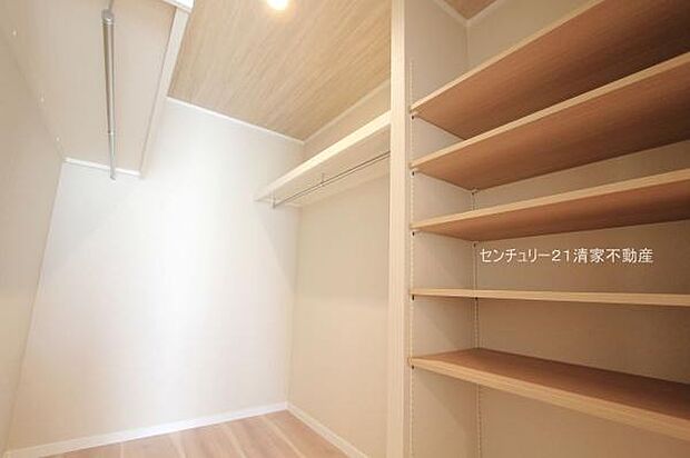 5号棟:収納力のあるウォークインクローゼット!(2025年10月撮影)