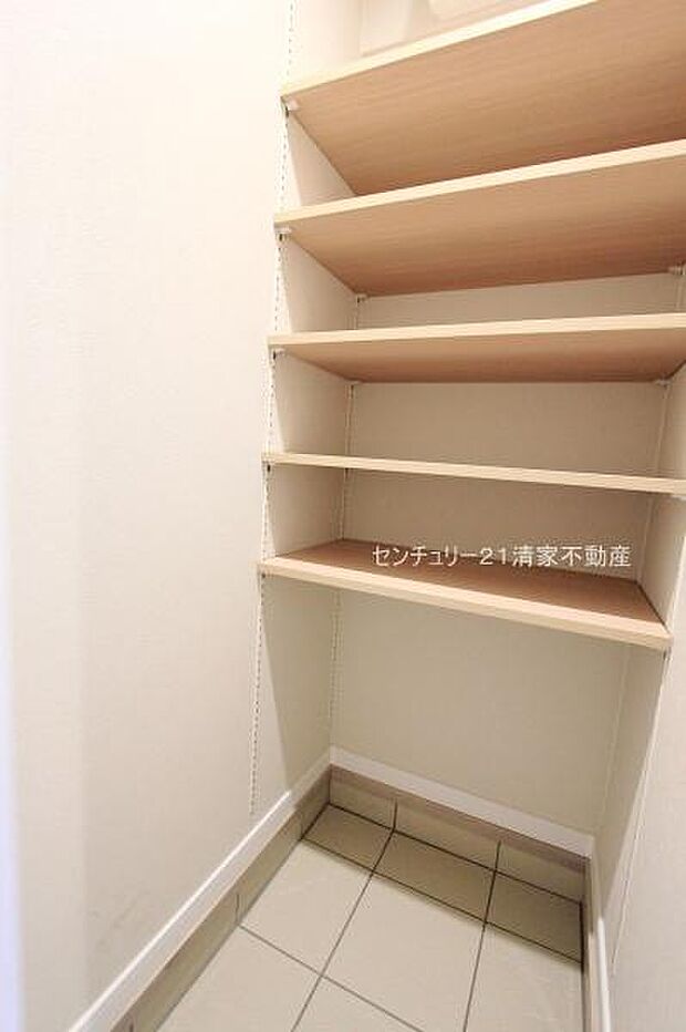 5号棟:ベビーカーも収納できる土間収納あり!(2025年10月撮影)