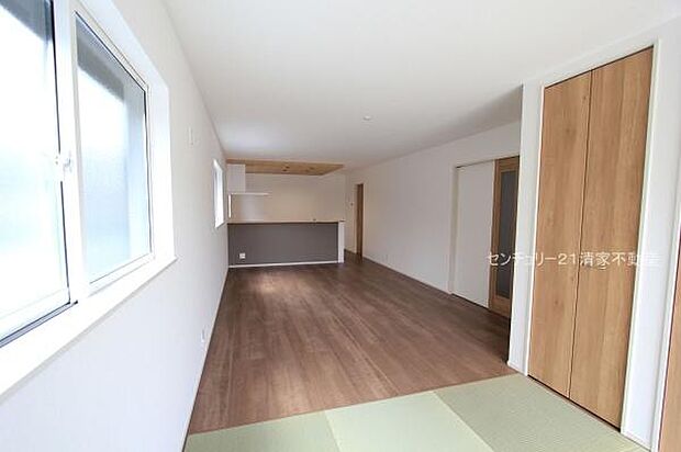 明るい日差しが入るリビング！(2025年08月撮影)