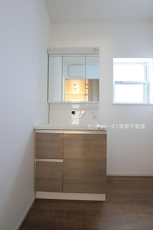 ワイドな鏡を備えた洗面化粧台(2025年07月撮影)