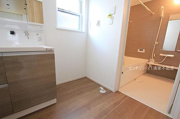 ゆとりの洗面スペースで身支度もスムーズ！(2025年08月撮影)