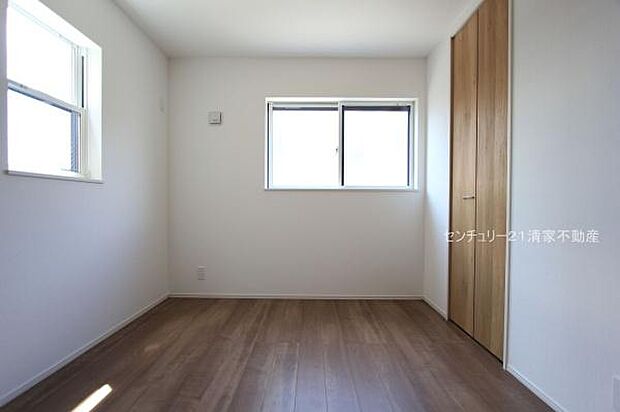 2面採光で明るい室内！(2025年08月撮影)