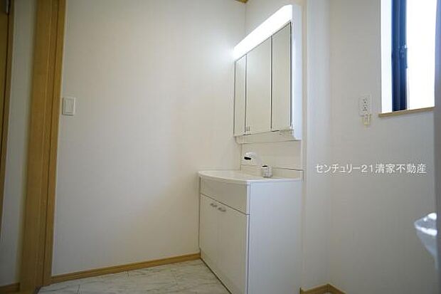 ワイドな鏡を備えた洗面化粧台(2025年07月撮影)