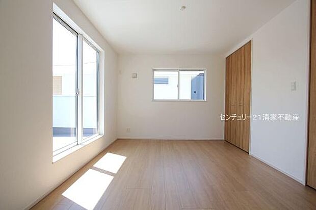 1号棟:バルコニーに面した明るい洋室!(2025年05月撮影)