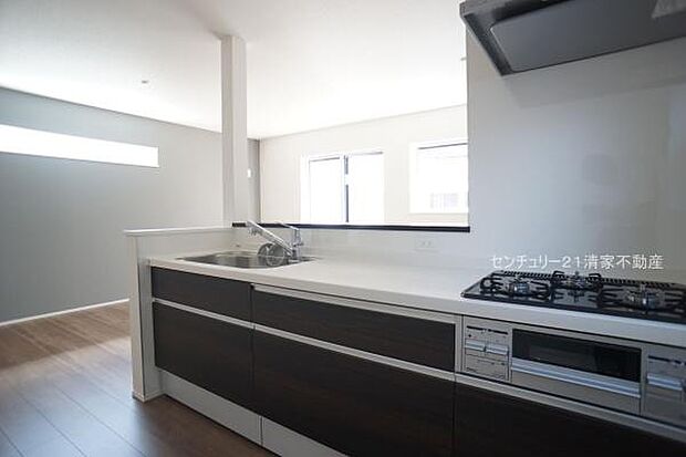 家族との会話が弾む対面式キッチン！(2025年08月撮影)