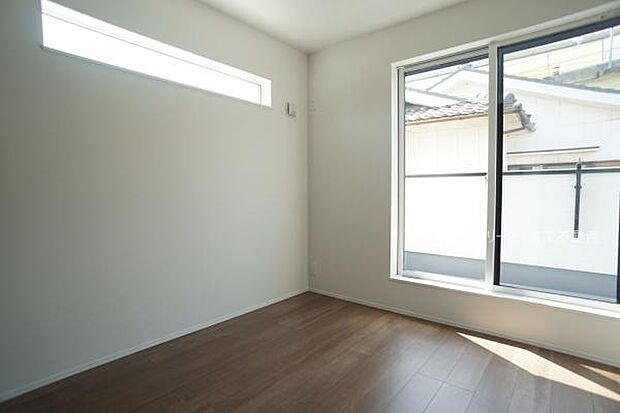 バルコニーに面した明るい洋室！(2025年08月撮影)