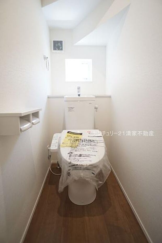 白を基調とした、清潔感のある水廻りです。(2025年08月撮影)