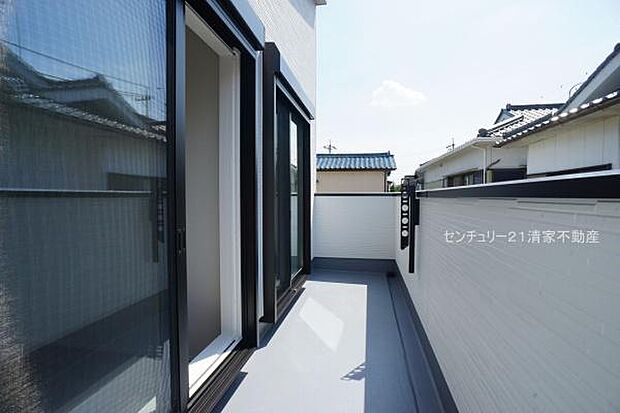 陽当たり良好な南向きバルコニー！(2025年08月撮影)