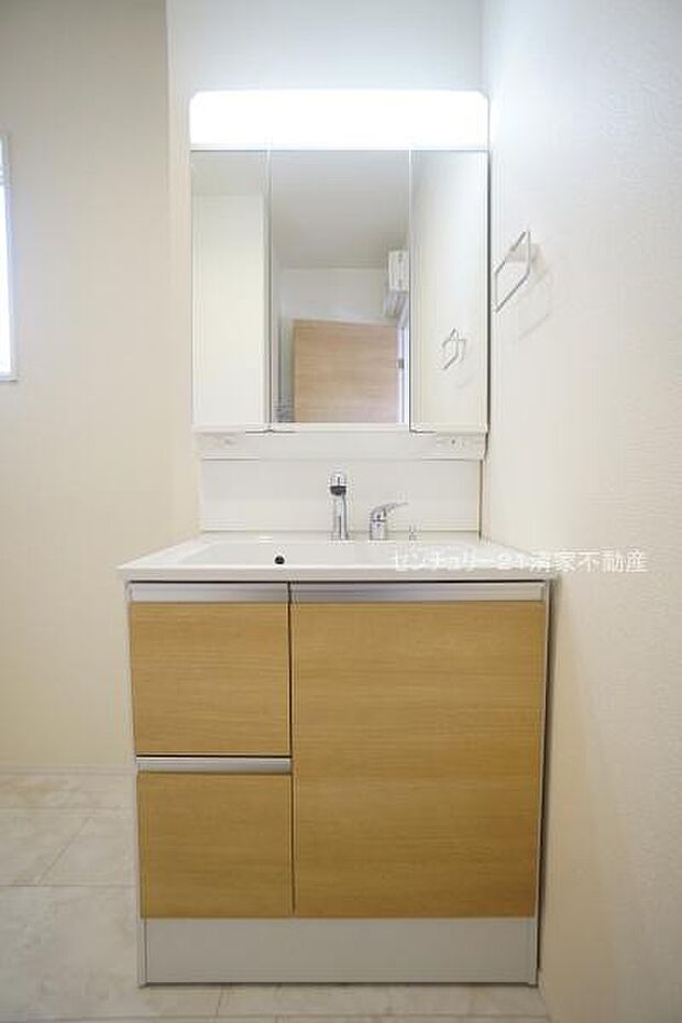 1号棟:ワイドな鏡を備えた洗面化粧台(2026年02月撮影)