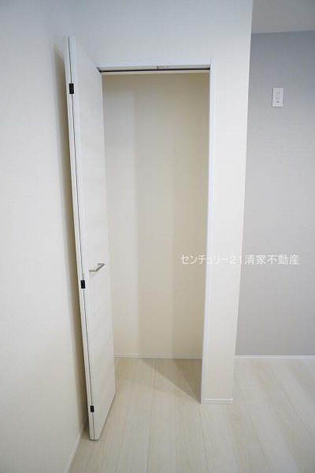 1号棟:キッチン横に食品庫としても便利な収納!(2026年02月撮影)