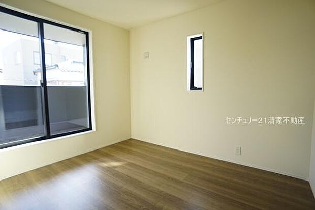 2号棟:バルコニーに面した明るい洋室!(2026年02月撮影)