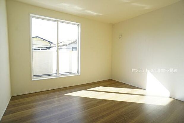 4号棟:バルコニーに面した明るい洋室!(2026年02月撮影)