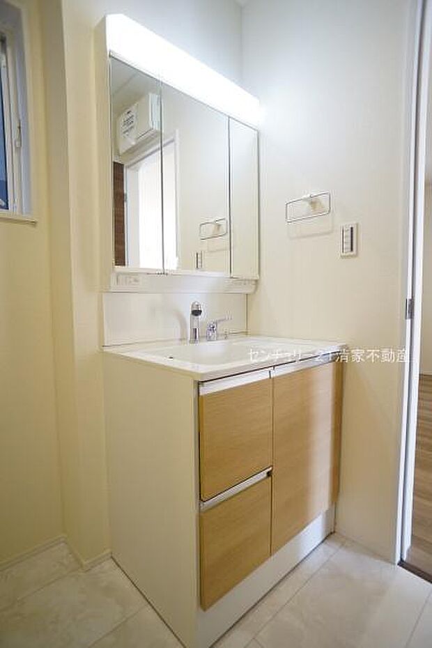 4号棟:ワイドな鏡を備えた洗面化粧台(2026年02月撮影)