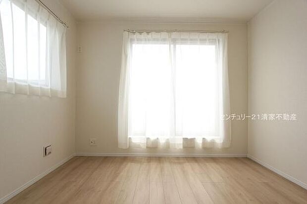 Ａ号棟：バルコニーに面した明るい洋室！(2025年09月撮影)