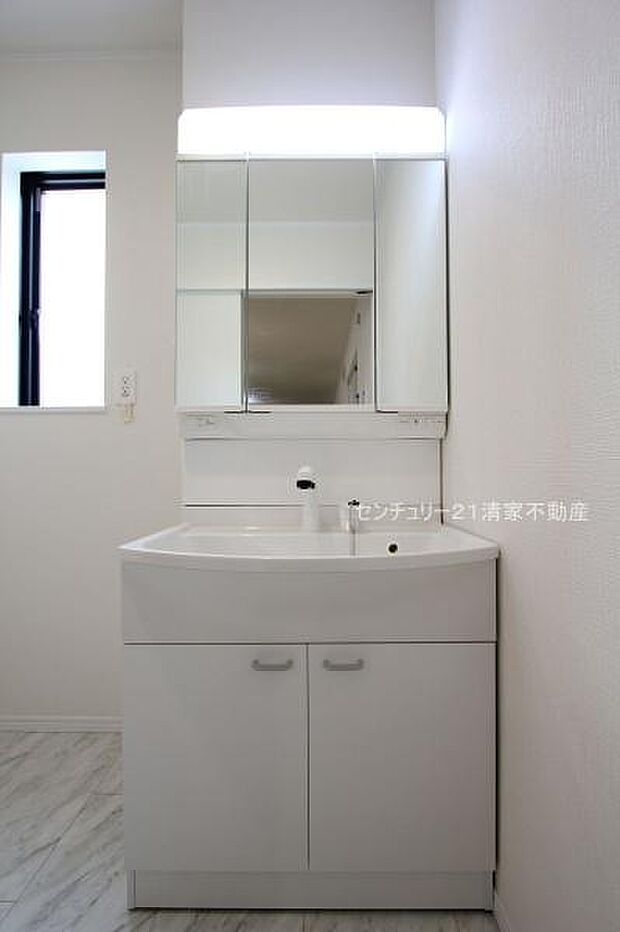 Ａ号棟：ワイドな鏡を備えた洗面化粧台(2025年09月撮影)