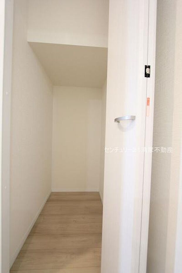 Ａ号棟：大容量の階段下収納(2025年09月撮影)