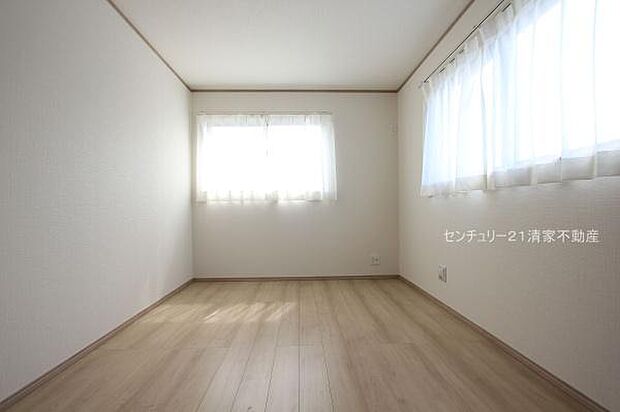 Ｃ号棟：2面採光で明るい室内！(2025年09月撮影)