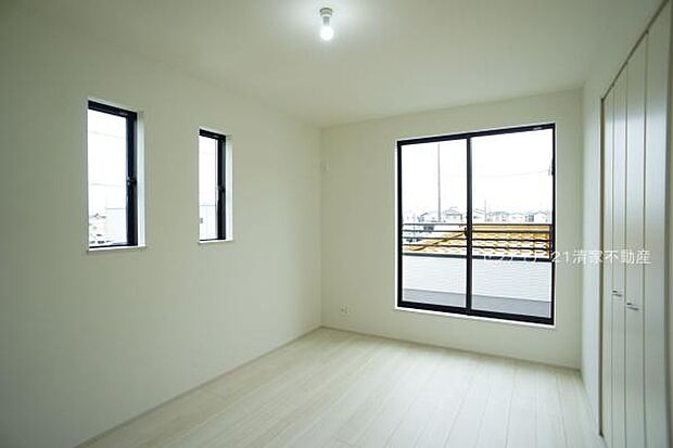 バルコニーに面した明るい洋室！(2025年06月撮影)