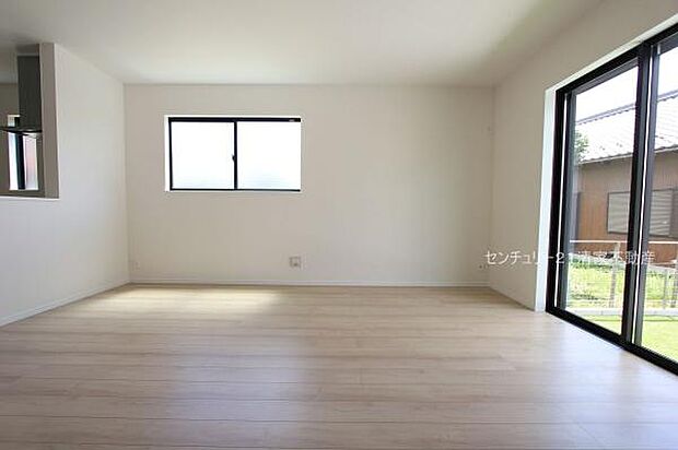 B棟:明るい日差しが入るリビング!(2025年07月撮影)