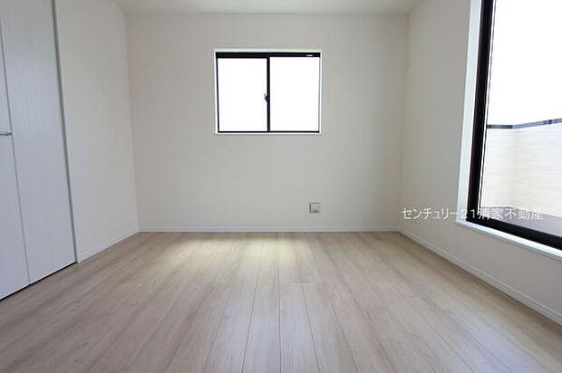 B棟:バルコニーに面した明るい洋室!(2025年07月撮影)