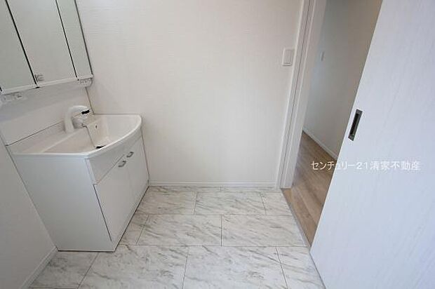 B棟:ゆとりの洗面スペースで身支度もスムーズ!(2025年07月撮影)