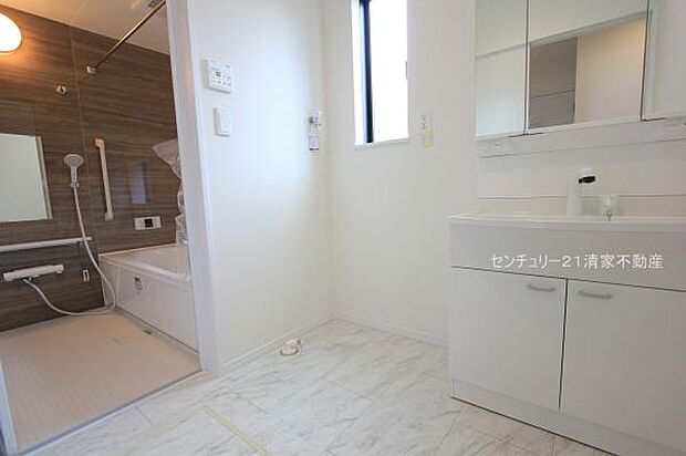 B棟:ワイドな鏡を備えた洗面化粧台(2025年07月撮影)