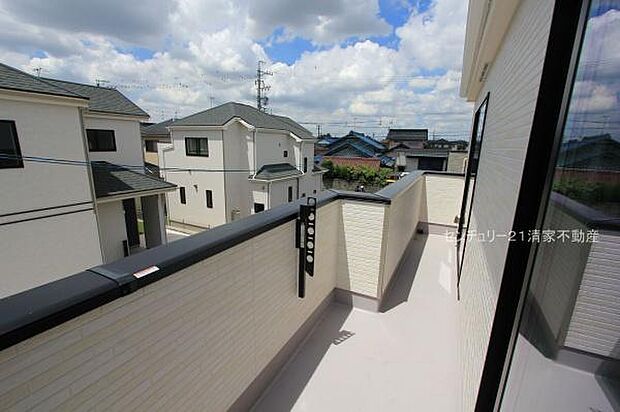 B棟:陽当たり良好な南向きバルコニー!(2025年07月撮影)