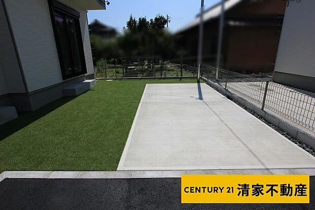 B棟:駐車スペース2台分あり!(2025年08月撮影)