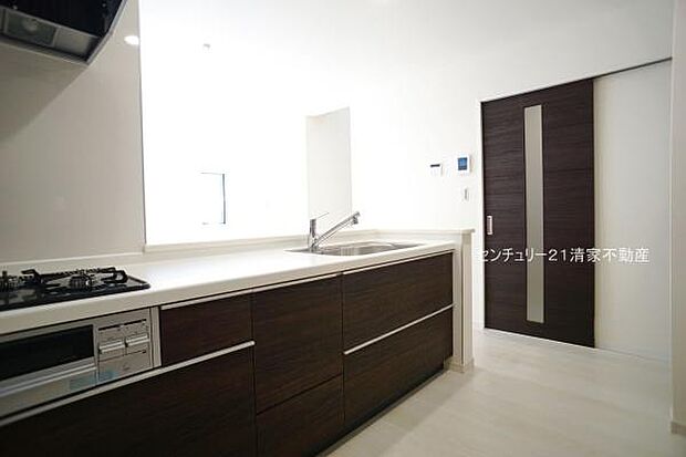 1号棟：家族との会話が弾む対面式キッチン！(2025年10月撮影)