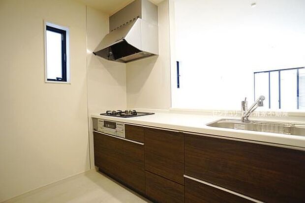 1号棟：人気の対面式キッチン！(2025年10月撮影)