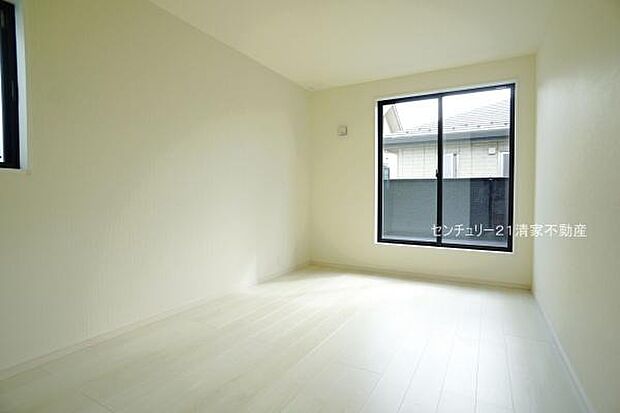 1号棟：バルコニーに面した明るい洋室！(2025年10月撮影)