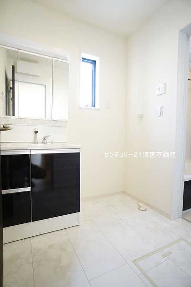 1号棟：ゆとりの洗面スペースで身支度もスムーズ！(2025年10月撮影)