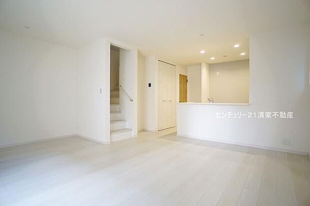 3号棟：明るい日差しが入るリビング！(2025年10月撮影)