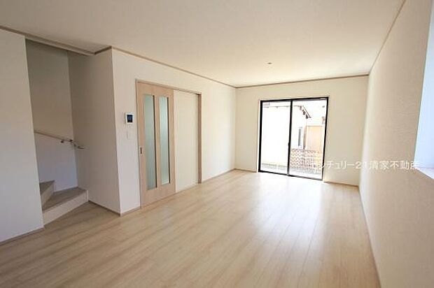 1号棟:明るい日差しが入るリビング!(2025年09月撮影)