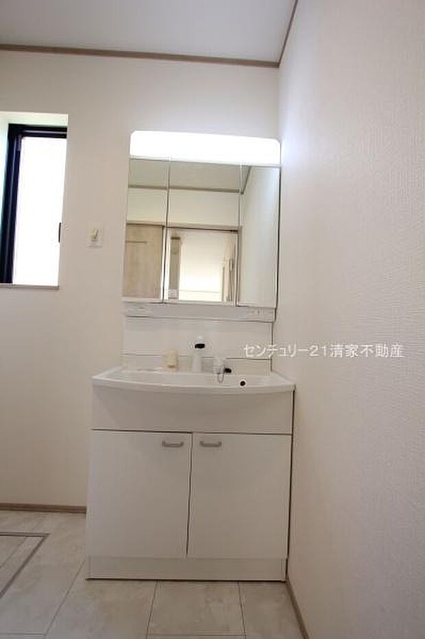 2号棟：ワイドな鏡を備えた洗面化粧台(2025年09月撮影)