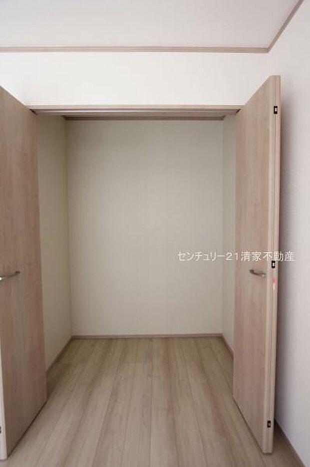 2号棟：リビングに便利な収納スペースあり！(2025年09月撮影)