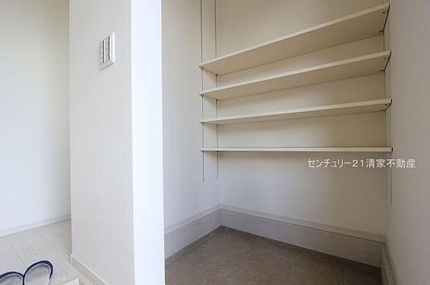 1号棟：玄関周りもすっきりシューズクローク完備！(2025年09月撮影)