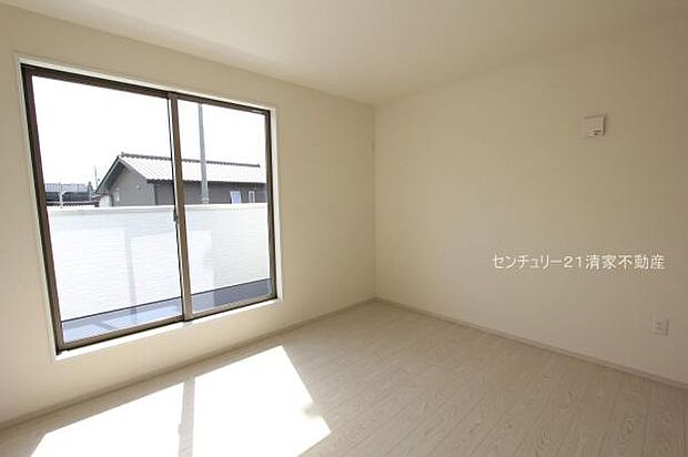 1号棟：バルコニーに面した明るい洋室！(2025年09月撮影)