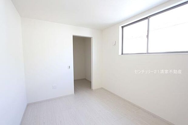 2号棟：たっぷり収納できるクローゼットあり！(2025年09月撮影)